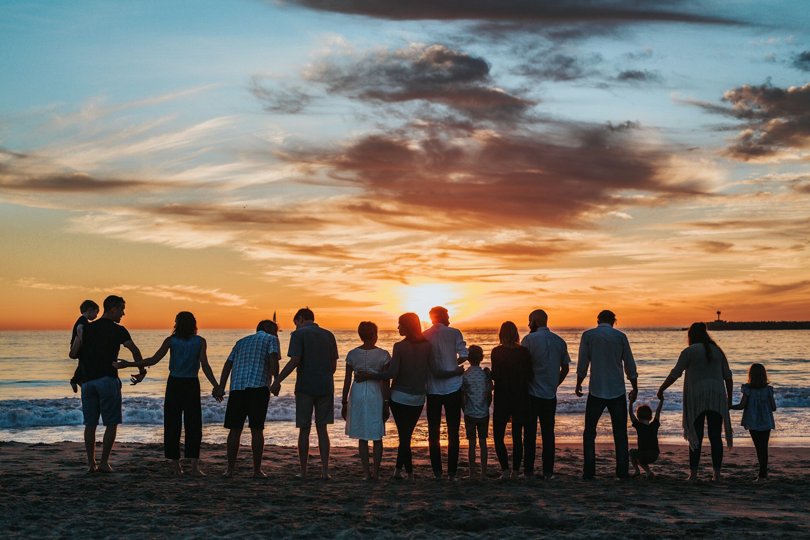 Una familia comparte un momento al aire libre